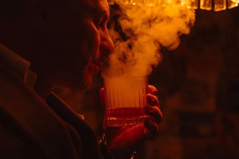 男性飲酒後沉思的昏暗場景