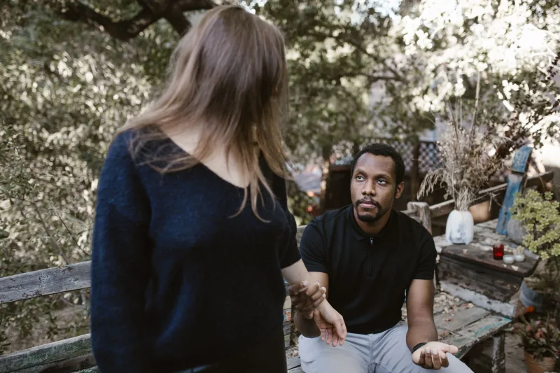 男性在伴侶面前感到沮喪
