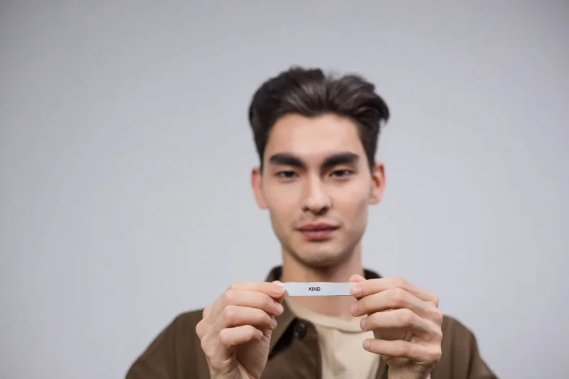 男性手持保險套,專注且專業的畫面