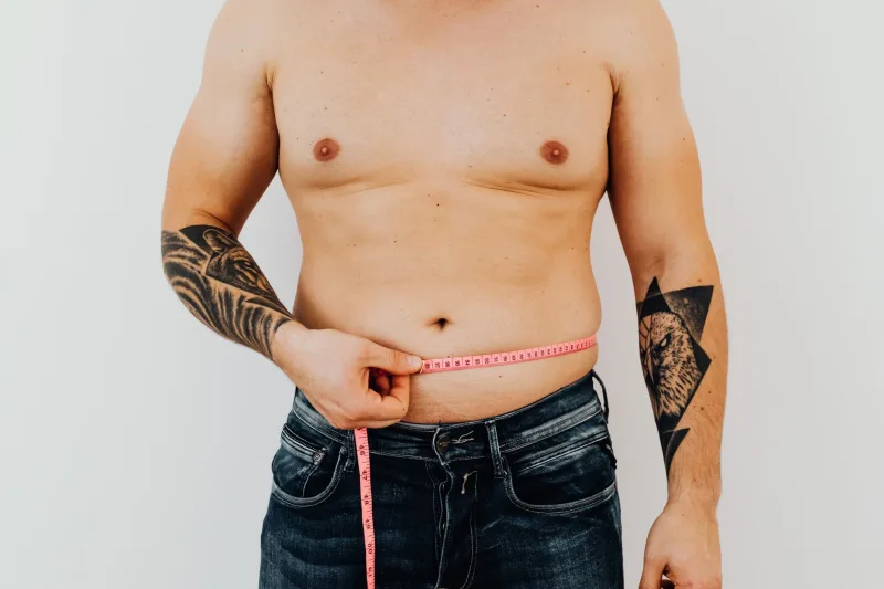 男性測量腰圍